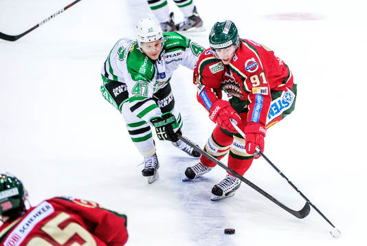 Kamp om pucken mellan Alexander Bonsaksen, Rögle, och Matt