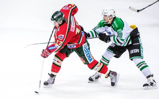 Jari Tolsa, Frölunda, skjuter medan han trycks i ryggen av