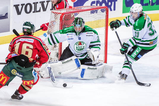 Martin Gerber, målvakt, Rögle, petar undan pucken med