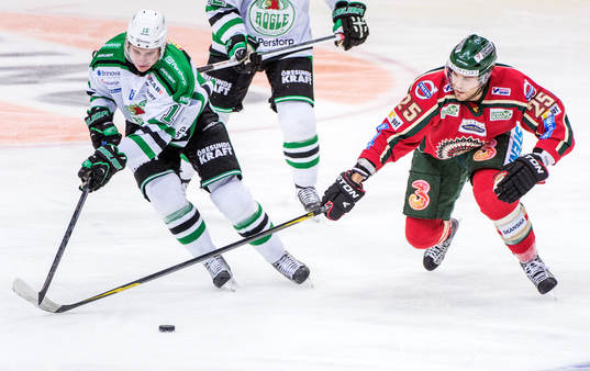 Jakob Lilja, Rögle, i kamp om pucken med Viktor Stålberg,
