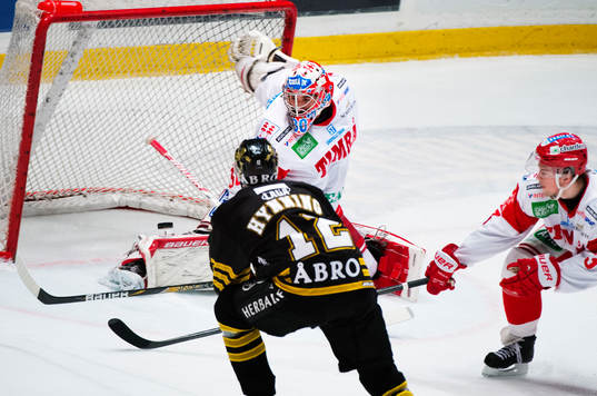 Daniel Bellissimo, målvakt, Timrå, räddar ett skott