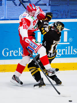Anton Wedin, Timrå, stoppas av Tobias Viklund, AIK