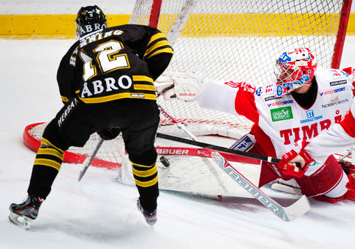 Fredrik Hynning, AIK, skjuter mot Daniel Bellissimo,