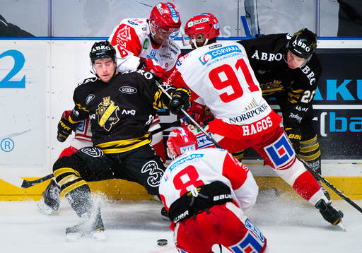 Tobias Viklund och Mattias Janmark-Nylén, AIK, kämpar mot
