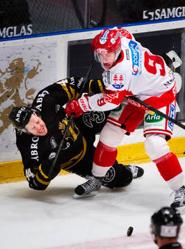Josh MacNevin, AIK, blir tacklad av Robin Sterner, Timrå