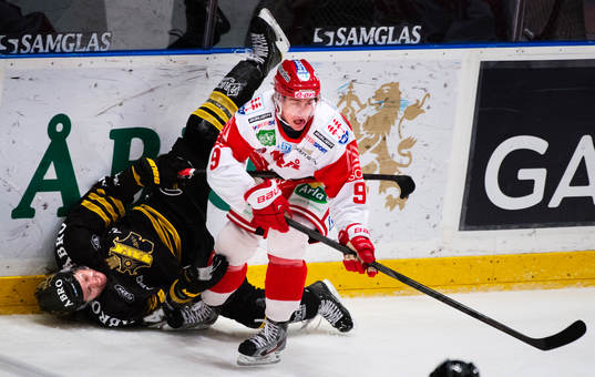 Josh MacNevin, AIK, blir tacklad av Robin Sterner, Timrå