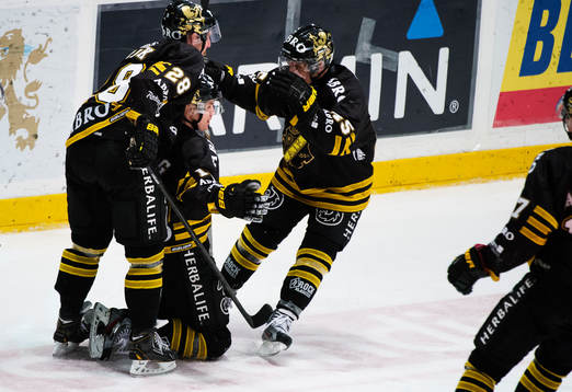 Andreas Frisk, Fredrik Hynning och Oscar Steen, AIK, jublar