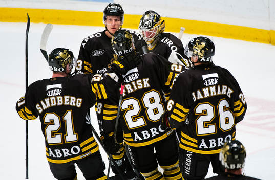 Daniel Larsson, målvakt, AIK, kramas om