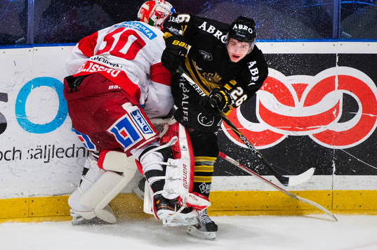 Daniel Bellissimo, målvakt, Timrå, fumlar när han ska ut