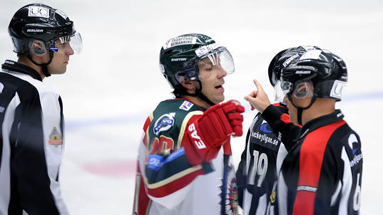 Joel Lundqvist, Frölunda i en diskussion med domarna