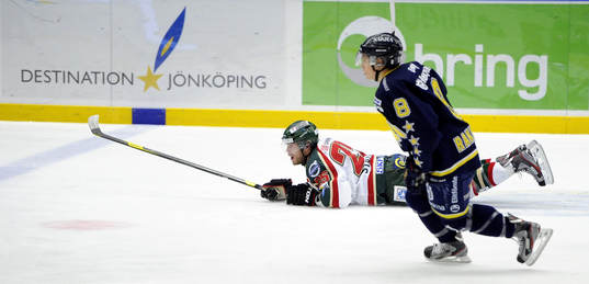 Viktor Stålberg (liggandes) Frölunda och Rhett Rakhshani,