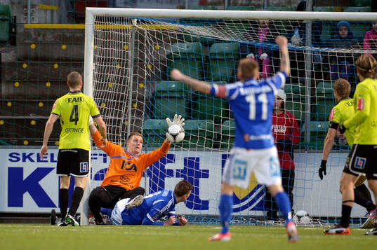 Karl-Johan Johnsson, målvakt Halmstad räddar