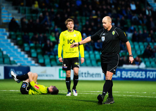 Martin Hansson, domare, delar ut straffspark till Halmstad