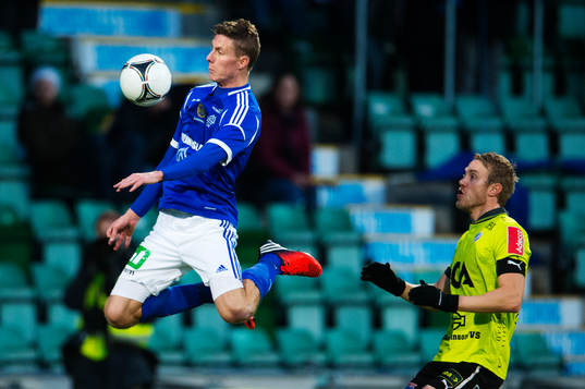 Johan Eklund, Sundsvall, vinner bollen i luften