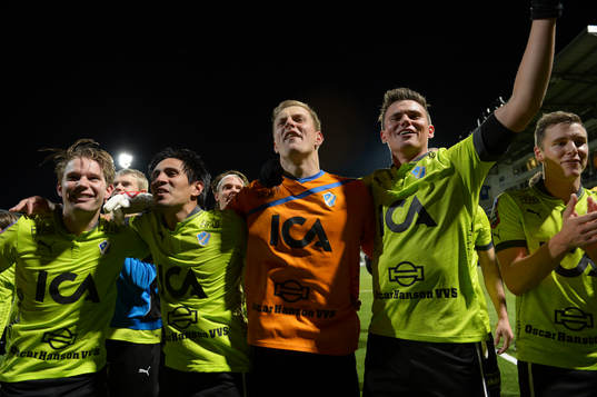 Halmstad tillbaka i Allsvenskan! Halmstadspelarna med