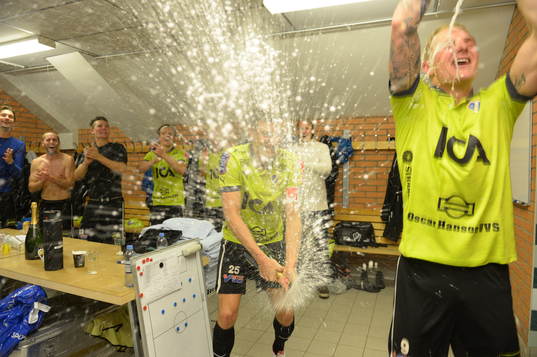 Halmstad tillbaka i Allsvenskan! Det firades med Champagne