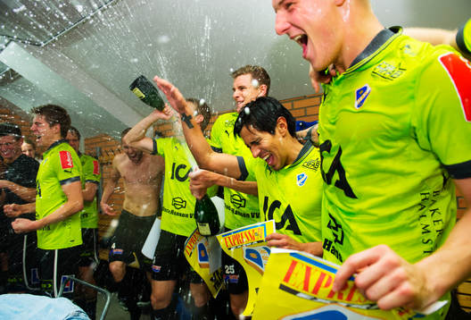 Halmstad är tillbaka i Allsvenskan. Spelarna firar i