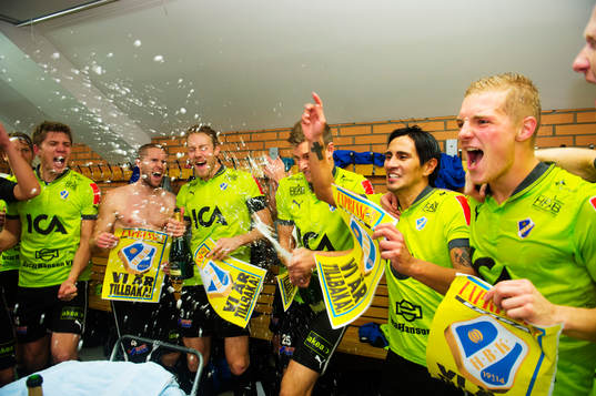 Halmstad är tillbaka i Allsvenskan. Spelarna firar i