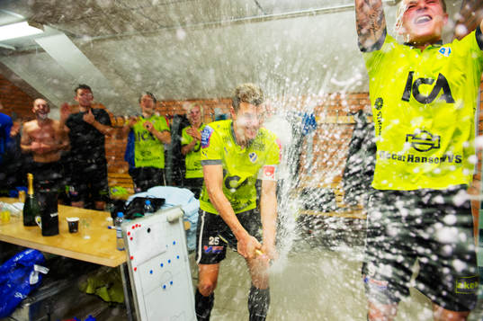Halmstad är tillbaka i Allsvenskan. Spelarna firar i