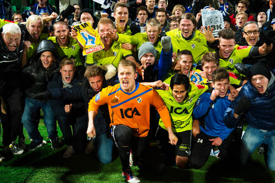 Halmstad är tillbaka i Allsvenskan. Spelarna jublar med
