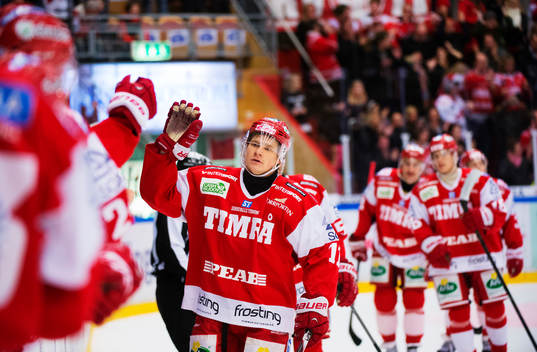 Simon Önerud, Timrå, gratuleras till sitt 1-0-mål