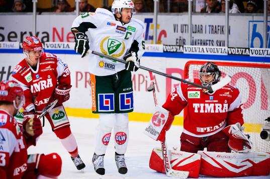 Rickard Wallin, Färjestad, hoppar framför Joakim