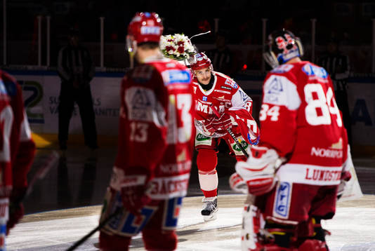 Per Hallin, Timrå, hyllades innan match när han nådde