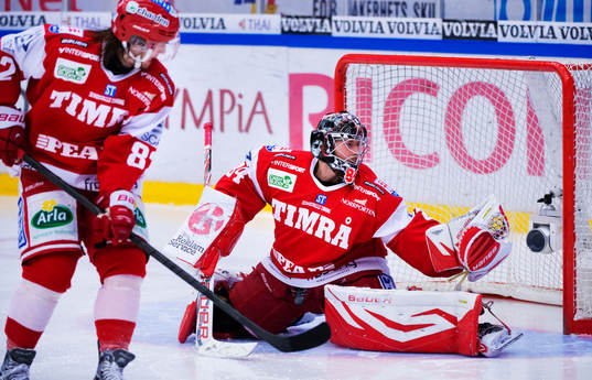 Joakim Lundström, målvakt, Timrå, räddar ett skott