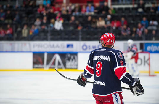 Nicklas Grossmann stavar med två n i efternamnet.