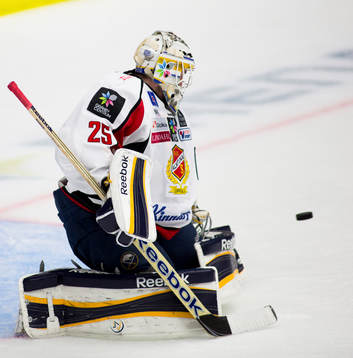 Jhonas Enroth, målvakt, Almtuna, räddar skott