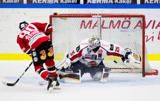 Mattias Persson, Malmö Redhawks, sätter en straff på,