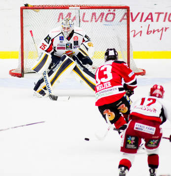 Sebastian Meijer, Malmö Redhawks, bjuds på ett friläge