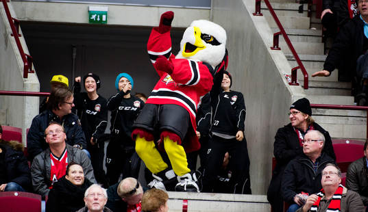 Malmö Redhawks maskot Hawkan dansar som vanligt på