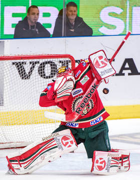 Julius Hudacek, målvakt, Frölunda, räddar pucken