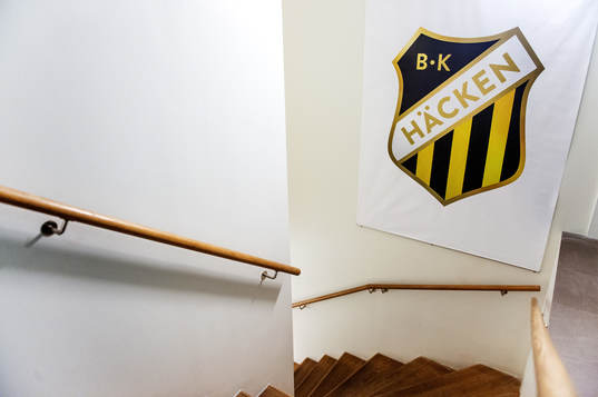 Häckens nya klubbmärke sittandes i trappan till