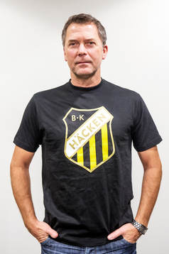 Sonny Karlsson, sportchef Häcken, har på sig en tröja