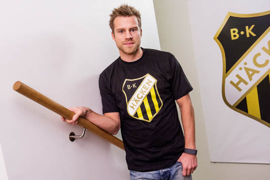 Joel Johansson, Häcken, har på sig en tröja med det nya