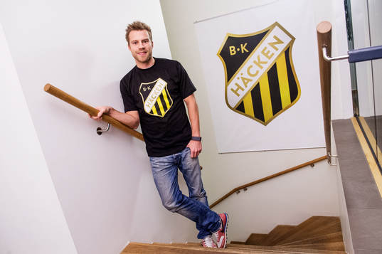 Joel Johansson, Häcken, har på sig en tröja med det nya