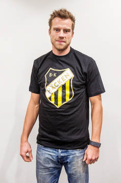 Joel Johansson, Häcken, har på sig en tröja med det nya