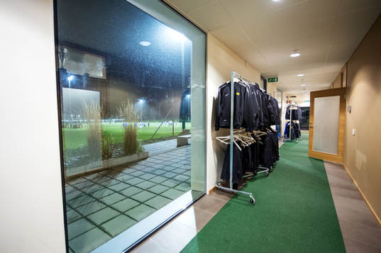 Fönster ut mot fotbollsplanerna på Gothia Park Academy