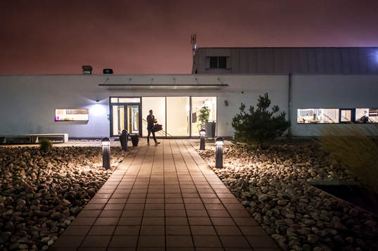 Gothia Park Academy exteriör i kvällsljus