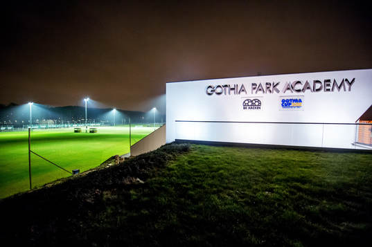 Gothia Park Academy exteriör i kvällsljus