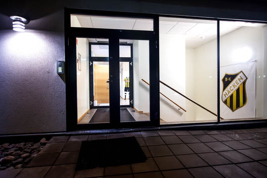 Gothia Park Academy exteriör i kvällsljus