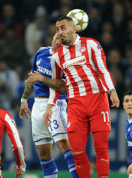 v.l. Jermaine Jones, Kostas Mitroglou (Piraeus)