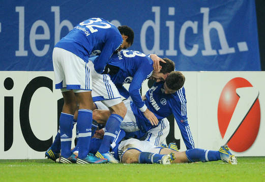 0 Jubel v.l. Joel Matip , Christian Fuchs, Roman