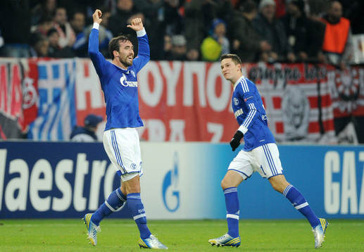 0 Jubel v.l. Christian Fuchs, Julian Draxler (Schalke)