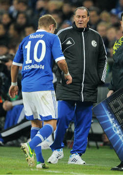 v.l. Lewis Holtby, Trainer Huub Stevens (Schalke)