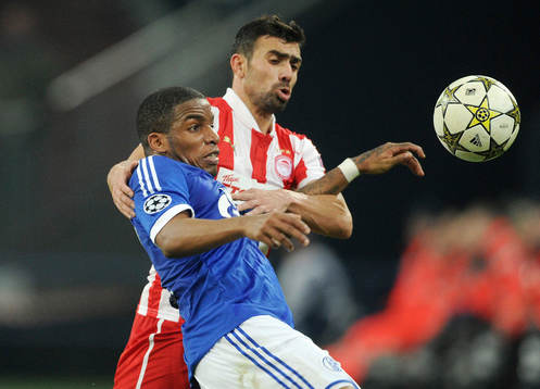 v.l. Jefferson Farfan, Giannis Maniatis (Piraeus)