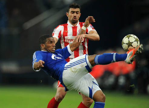 v.l. Jefferson Farfan, Giannis Maniatis (Piraeus)