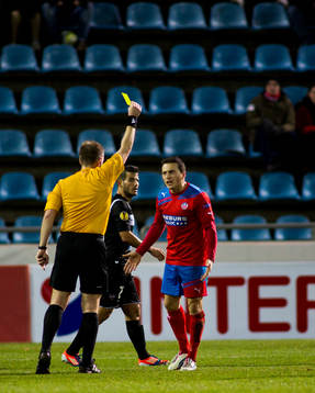 Ardian Gashi, Helsingborg, får gult kort